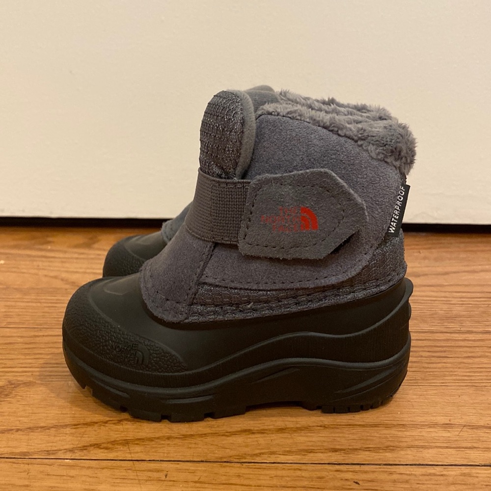 The North Face Toddler Alpenglow II Snow boots size 6 - Brand new never worn